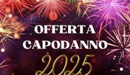 Offerta Capodanno 2025 con fuochi d'artificio colorati.